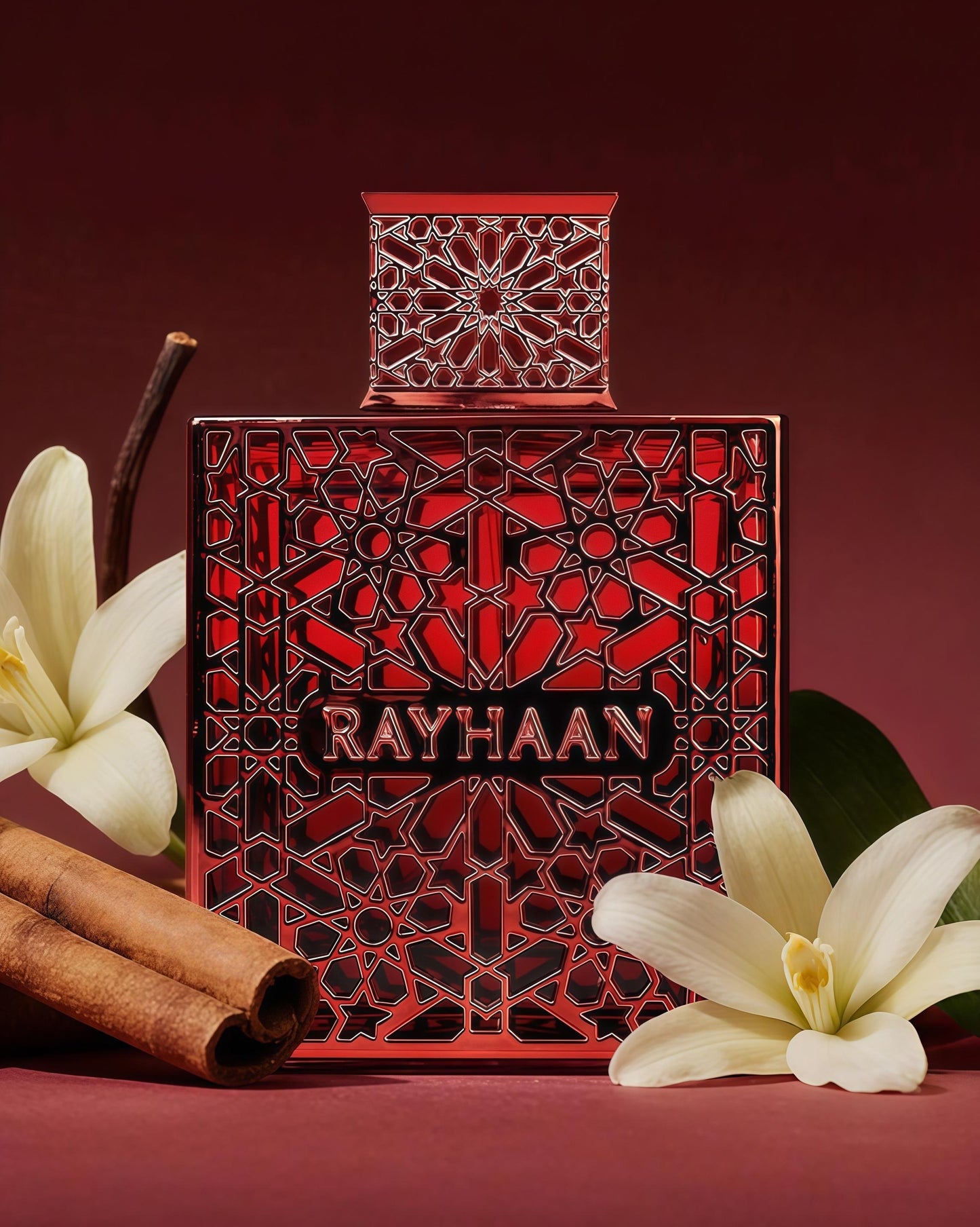 Rayhaan Crimson Eau de Parfum Intenso para Hombre 100 ml Notas de Canela Pimienta Rosa y Pachulí Frasco Rojo con Motivo Geométrico Oriental
